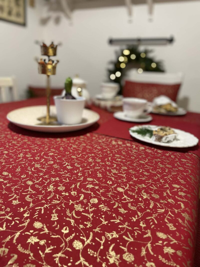 Slavnostní vánoční ubrus červený se zlatým potiskem.