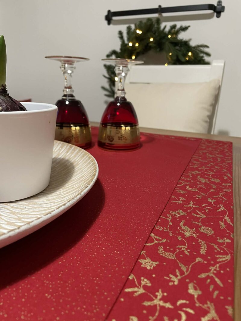 Slavnostní vánoční běhoun se zlatým potiskem.