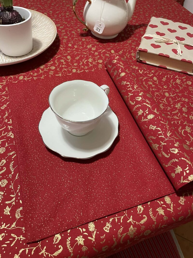 Slavnostní vánoční prostírání se zlatými detaily.