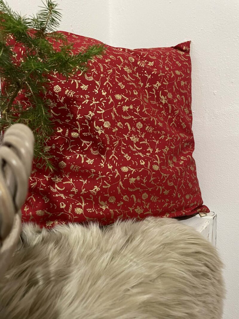 Vánoční povlak na polštář červený se zlatým potiskem.