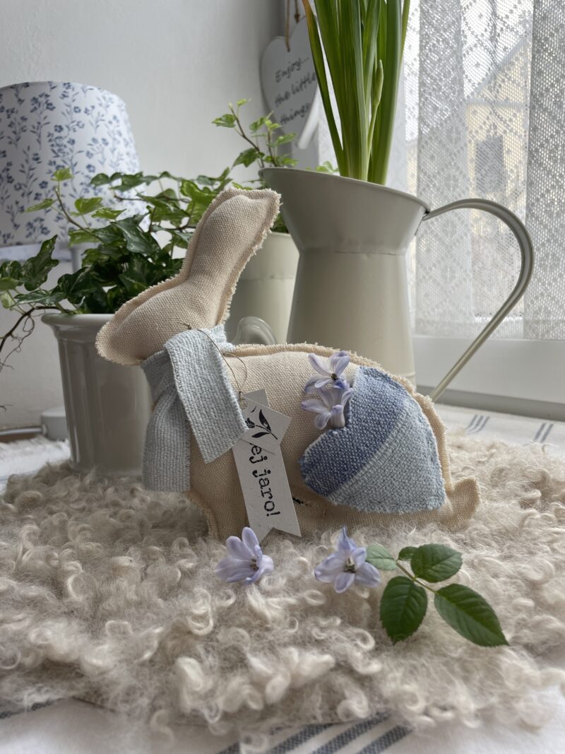 Textilní zajíc- bytová dekorace.