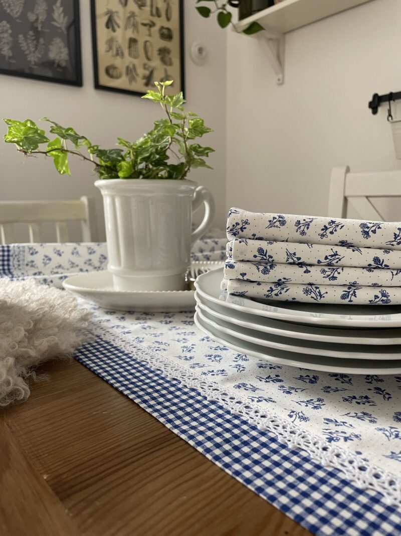 Textilní běhoun v sadě s látkovými ubrousky.