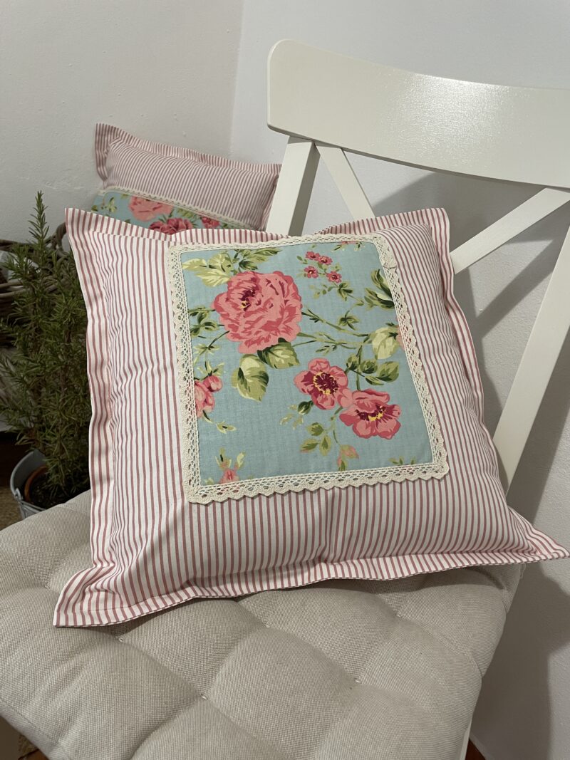 Dekorační povlak na poštář- květy v pruzích.