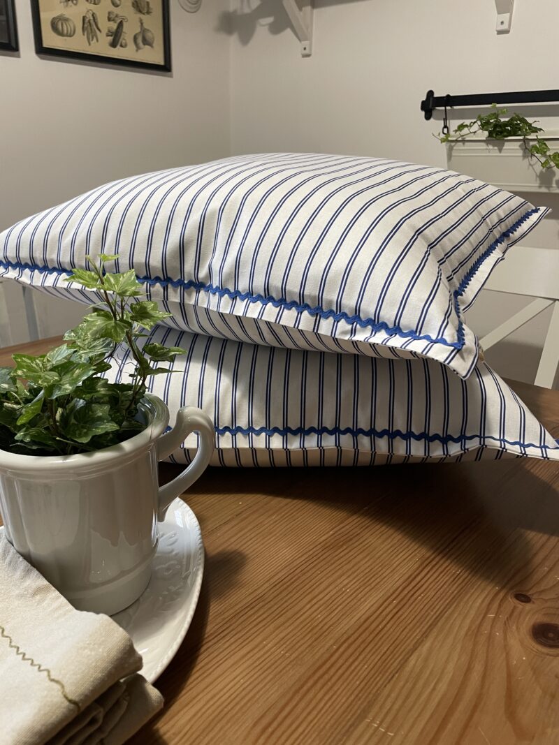 Dekorační povlak na poštář – modrý proužek 52 x 52 cm.